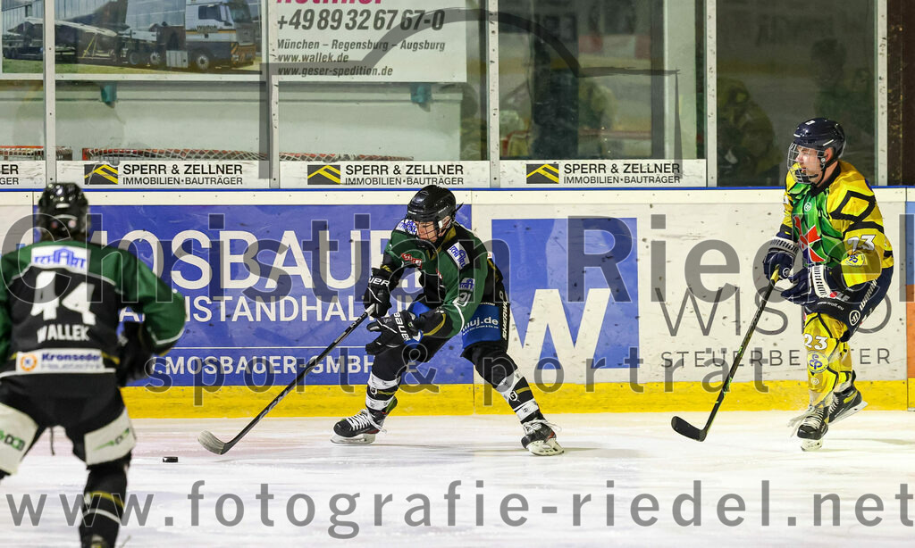 2022-12-16_015_TSV_Erding_gegen_EC_Pfaffenhofen | Erding, Deutschland, 16.12.2022:
Eishockey, Bayernliga 2022 / 2023, 21. Spieltag, TSV Erding gegen EC Pfaffenhofen, Endergebnis: 14:1

Erik Modlmayr (Erding Gladiators, #21), Tim Lohrer (EC Pfaffenhofen, #23)

Foto: Christian Riedel / fotografie-riedel.net