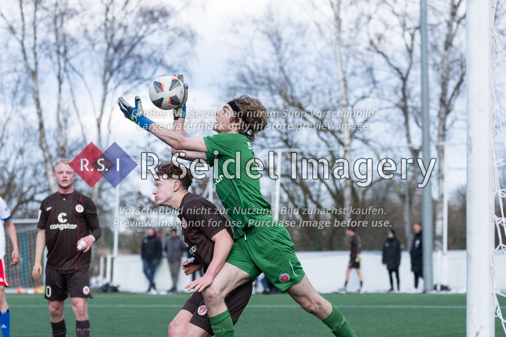 Fußball, Saison 2021/22, A-Junioren Bundesliga, Hamburger SV - FC St. Pauli, Paul-Hauenschild-Plätze (Norderstedt), 02.04.2022, 16. Spieltag | Alex Rieseler (#12, Pauli, Torwart) kann den Ball noch wegschlagen, fällt dabei aber über Remo Merke (#18, Pauli)