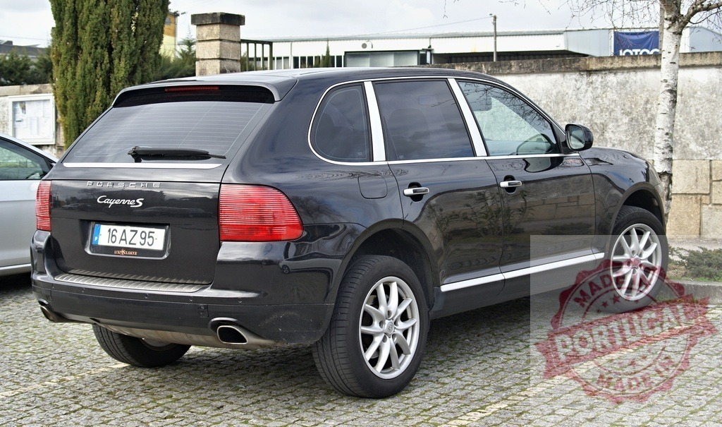 Porsche Cayenne S black luxury SUV parked | Porsche Cayenne S black SUV parked on cobblestone pavement - Realized with Pictrs.com