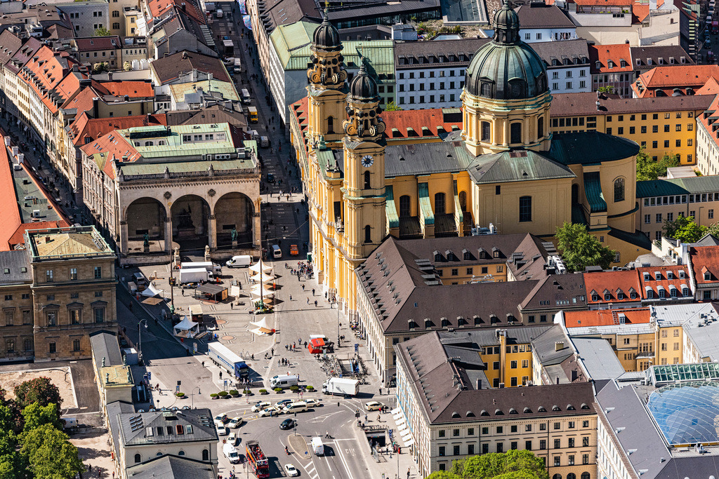 dr__0027523.jpg | MüNCHEN 24.05.2019 Feldherrnhalle und Theatinerkirche am Odeonsplatz in der Maxvorstadt in München im Bundesland Bayern. Die Feldherrnhalle ist eine klassizistische Loggia am südlichen Ende des Odeonsplatzes. Daneben steht die katholische Stiftskirche St. Kajetan des Theatinerordens. Sie war Hofkirche und ist mit ihren beiden Türmen im italienischen Spätbarock Teil des Ensembles am Odeonsplatz und damit Wahrzeichen und Touristenmagnet in der Stadt. // Feldherrnhalle and Theatine Church of St. Cajetan on the square Odeonsplatz in the Maxvorstadt part of Munich in the state of Bavaria. The Feldherrnhalle ( "Field Marshals' Hall") is a monumental loggia on the southern edge of the square. Next to it is the catholic church, a former court and royal church of the Theatine Order. With its two towers in the italian late baroque style, it is part of the Odeon's Square complex of buildings and landmarks. Foto: Daniel Reiter