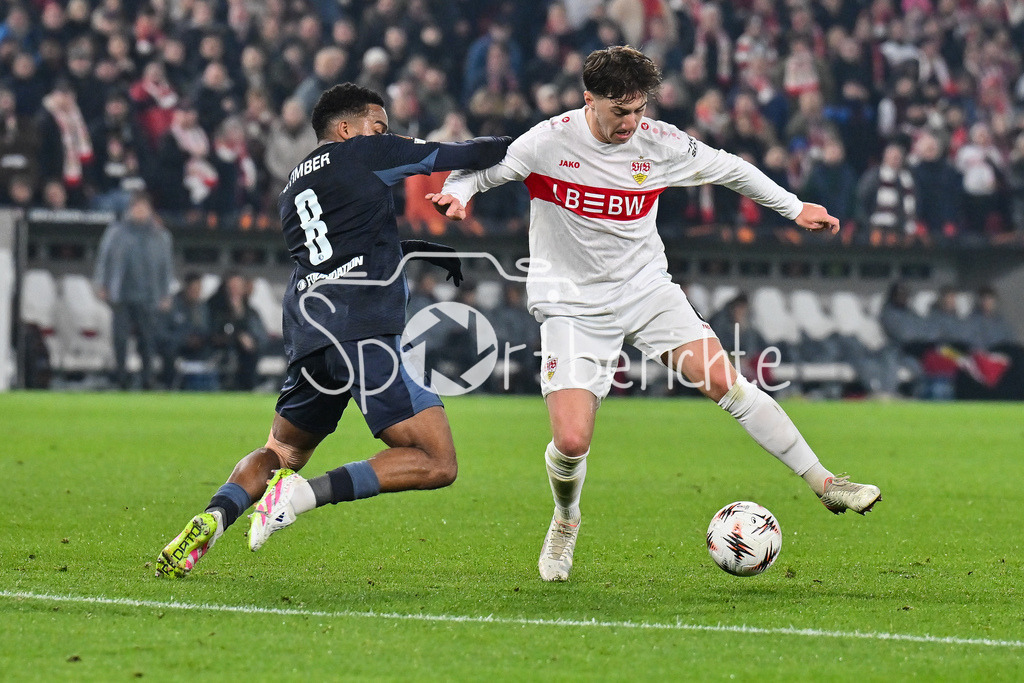 VfB Stuttgart - Feyenoord Rotterdam | STUTTGART, DEUTSCHLAND - 6. NOVEMBER: im Duell Angelo STILLER (VfB Stuttgart 6) und Quinten TIMBER (Feyenoord Rotterdam 8) beim Ligaspiel zwischen dem VfB Stuttgart und Feyenoord Rotterdam am 4. Spieltag der Europa League in der MHP-Arena am 06.11.2025