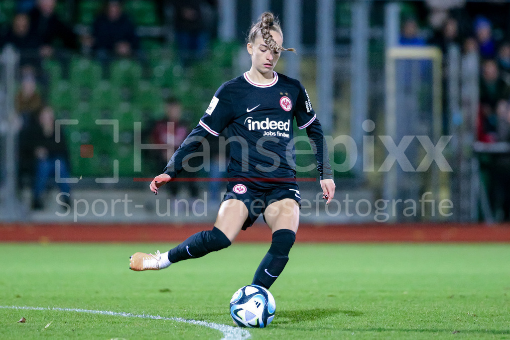 Fussball, Google Pixel Frauen-Bundesliga, SV Werder Bremen - Eintracht Frankfurt | v.li.: Sophia Kleinherne (Eintracht Frankfurt, 4) am Ball, Freisteller, Einzelbild, Ganzkörper, Aktion, Action, Spielszene, DIE DFB-RICHTLINIEN UNTERSAGEN JEGLICHE NUTZUNG VON FOTOS ALS SEQUENZBILDER UND/ODER VIDEOÄHNLICHE FOTOSTRECKEN. DFB REGULATIONS PROHIBIT ANY USE OF PHOTOGRAPHS AS IMAGE SEQUENCES AND/OR QUASI-VIDEO.