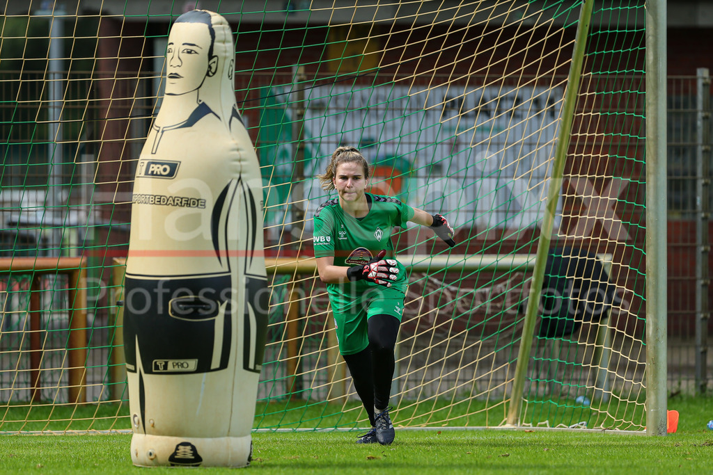 Fussball, Google Pixel Frauen-Bundesliga, Training SV Werder Bremen | v.li.: Hannah Etzold (Torhüterin, Torwart, SV Werder Bremen, 31) bei einer Trainingsübung