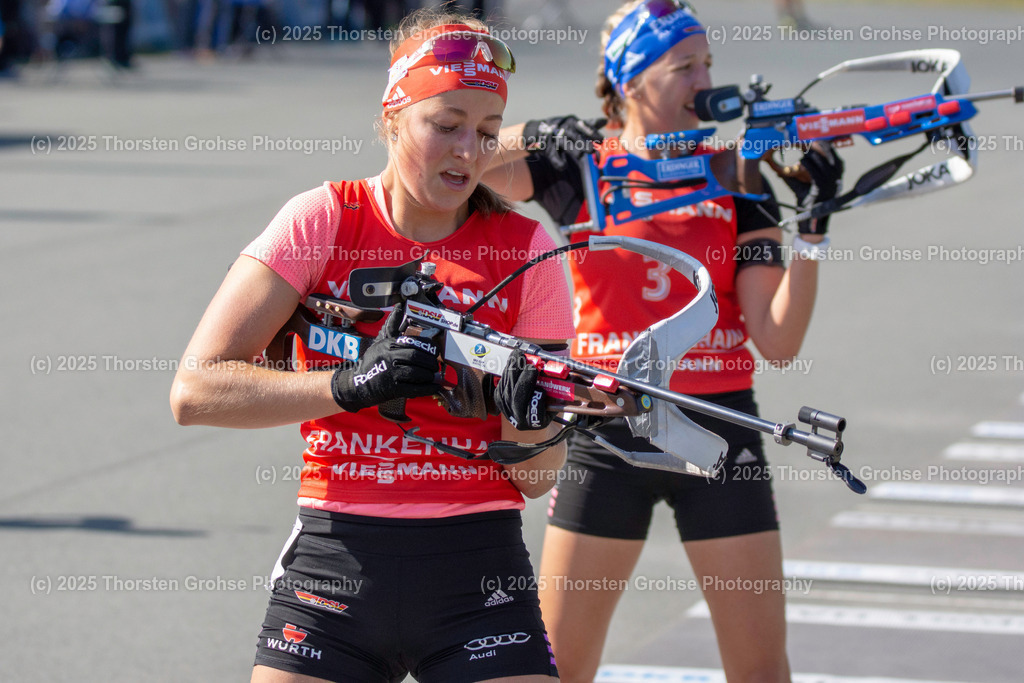 Deutsche Meisterschaften Biathlon 2018 | Deutsche Meisterschaften Biathlon 2018, Massenstart Frauen am 15.09.2018 in der DKB SKI ARENA in Oberhof, (Deutschland)

Bild: Franziska Preuss vom SC Haag / Zoll (3),
Luise Kummer vom SV Frankenhain / BwO (5) - Realisiert mit Pictrs.com