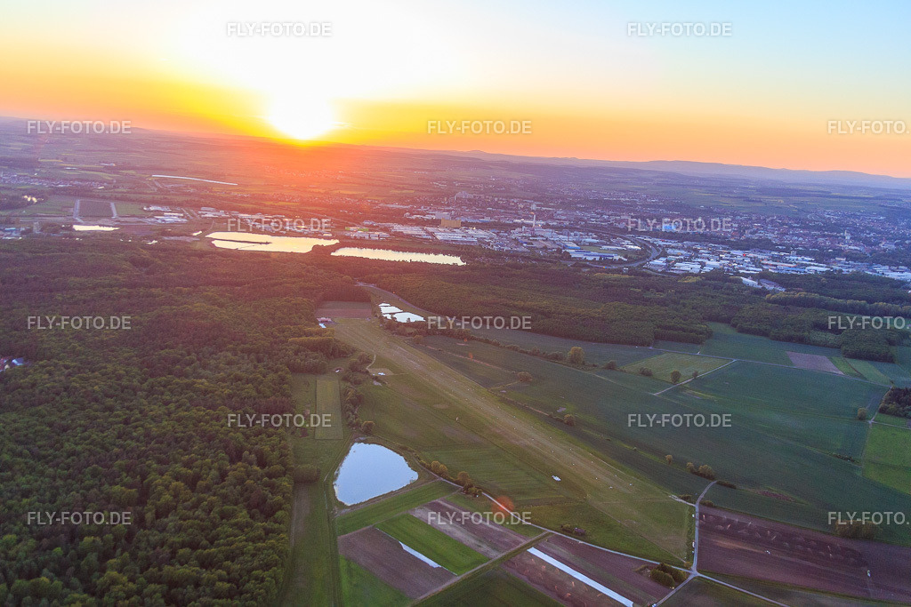 Flugplatz Schweinfurt-Süd EDFS bei Sunset | Luftbild: Flugplatz Schweinfurt-Süd EDFS bei Sunset in Gochsheim im Bundesland Bayern in Deutschland. Foto: IMG_079213.jpg vom 15.05.2015 durch Werner Riehm/FLY-FOTO.de - Realisiert mit Pictrs.com