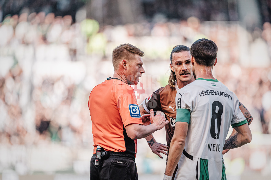 Fußball | Männer | Saison 2024/2025  | Fußball-Bundesliga | 28. Spieltag | FC St. Pauli vs. Borussia Mönchengladbach | 06.04.2025 | v.l. Schiedsrichter Christian Dingert, Jackson Irvine (#7, FC St. Pauli) und Julian Weigl (#8, Borussia Mönchengladbach)