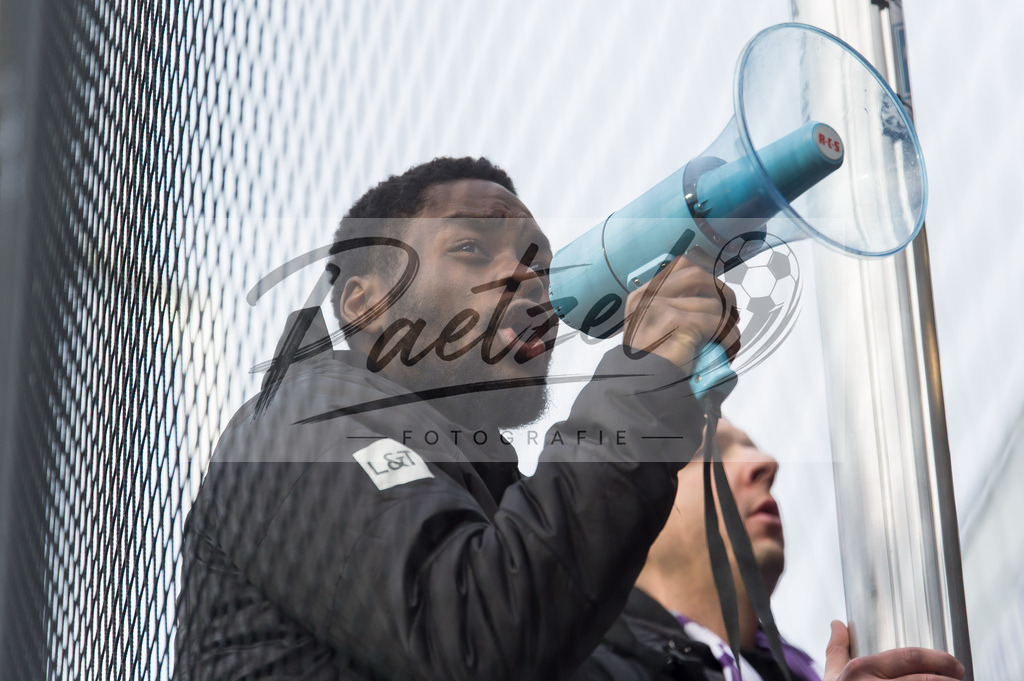 OSNTSV20211106_173 | Fussball, Herren: Ba-Muaka Simakala (VfL Osnabrueck) schaut bei dem Spiel der 3. Liga zwischen VfL Osnabrueck und TSV 1860 Muenchen im Stadion an der Bremer Bruecke am 06.11.2021 in Osnanbrueck, Deutschland.DFB / DFL REGULATIONS PROHIBIT ANY USE OF PHOTOGRAPHS AS IMAGE SEQUENCES AND/OR QUASI-VIDEO. - Realisiert mit Pictrs.com