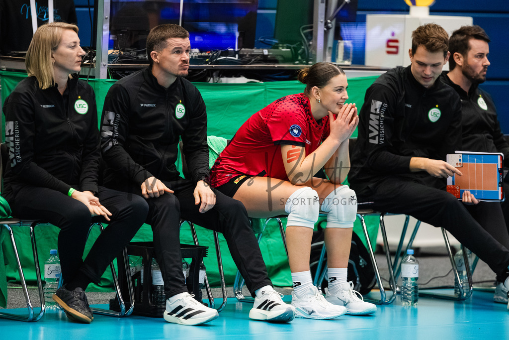 Volleyball, 1. Bundesliga Frauen, Hauptrunde, 8. Spieltag, Saison 2025/2026: USC Münster - Dresdner SC | 1. Bundesliga Frauen, Hauptrunde, 8. Spieltag, Saison 2025/2026, USC Münster empfängt Dresdner SC in der Sporthalle Berg Fidel in Münster. Foto: sportfotografie.ms | Markus Paletta - Realisiert mit Pictrs.com