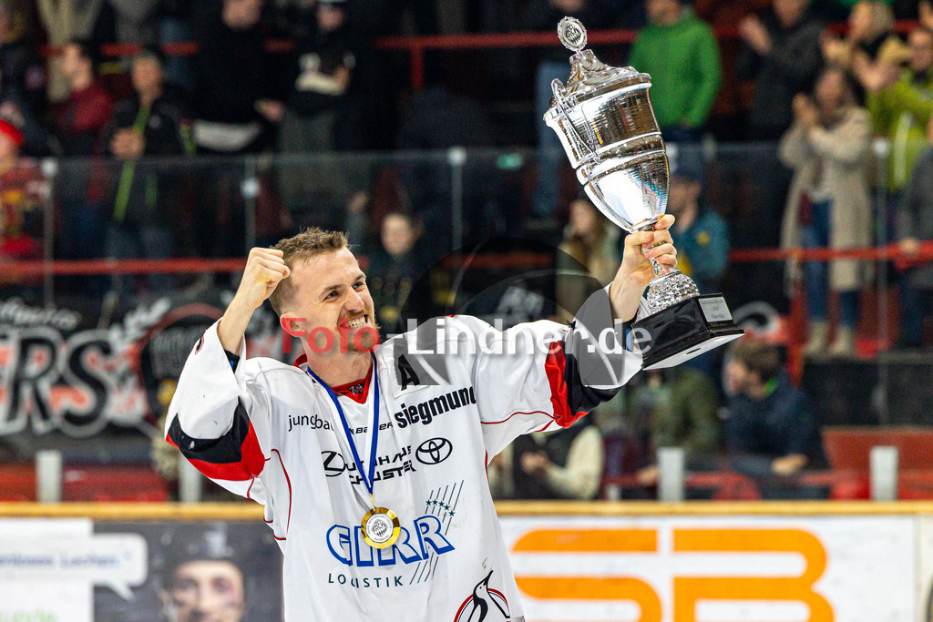Spiel 3 Finale TSV Peißenberg Miners vs EHC Königsbrunn | Eishockey Bayernliga Playoffs 2023/2024, Spiel 3 Finale TSV Peißenberg Miners vs EHC Königsbrunn, 20240328,
Bayerischer Meister 2024 Simon BESLIC (EHC 3) jubelt mit Pokal,
2024-03-28 in Peißenberg (Eisstadion)
3 Simon BESLIC (EHC 3)
Copyright: WolfgangxLindner foto-lindner.de