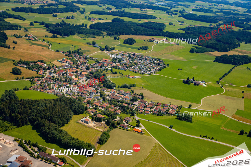 Das Luftbild zeigt : Arnach Bad Wurzach - Die Luftaufnahme wurde 2024 vom UL-Flugzeug aus erstellt ( keine Drohne ) - Hochauflösende Luftaufnahme - Für grossformatige Ausdrucke geeignet. Die Geschenkidee !Mit Lizenz und Bildrechte bestellbar