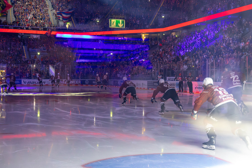 DEL, Deutsche Eishockey Liga Saison 2025/26, 31 Spieltag: Adler Mannheim gegen Eisbären Berlin | DEL, Deutsche Eishockey Liga Saison 2025/26, 31 Spieltag: Adler Mannheim gegen Eisbären Berlin***Das letzte Heimspiel vor Weihnachten, traditionell das SPIEL DER LEUCHTENDEN HERZEN, ist immer ausverkauft - Realisiert mit Pictrs.com