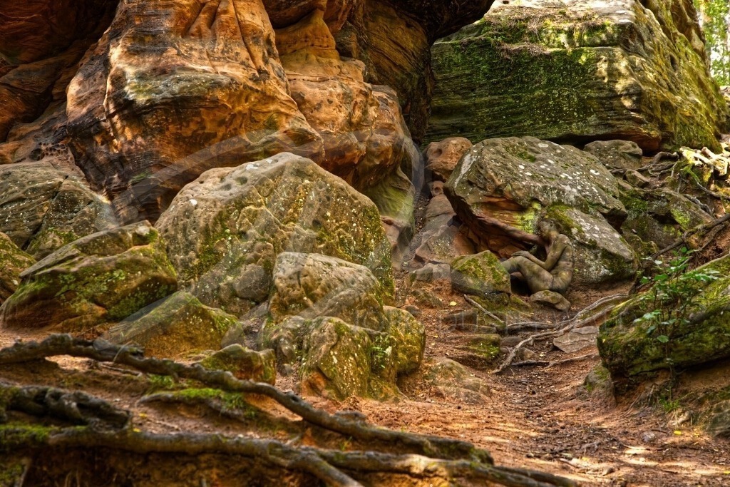 NatureArt-REDURBAN_2229b | Am unteren Rand der Felsgruppe | #008 | Modell: Carolina | Foto: Michael Zöphel - Realisiert mit Pictrs.com