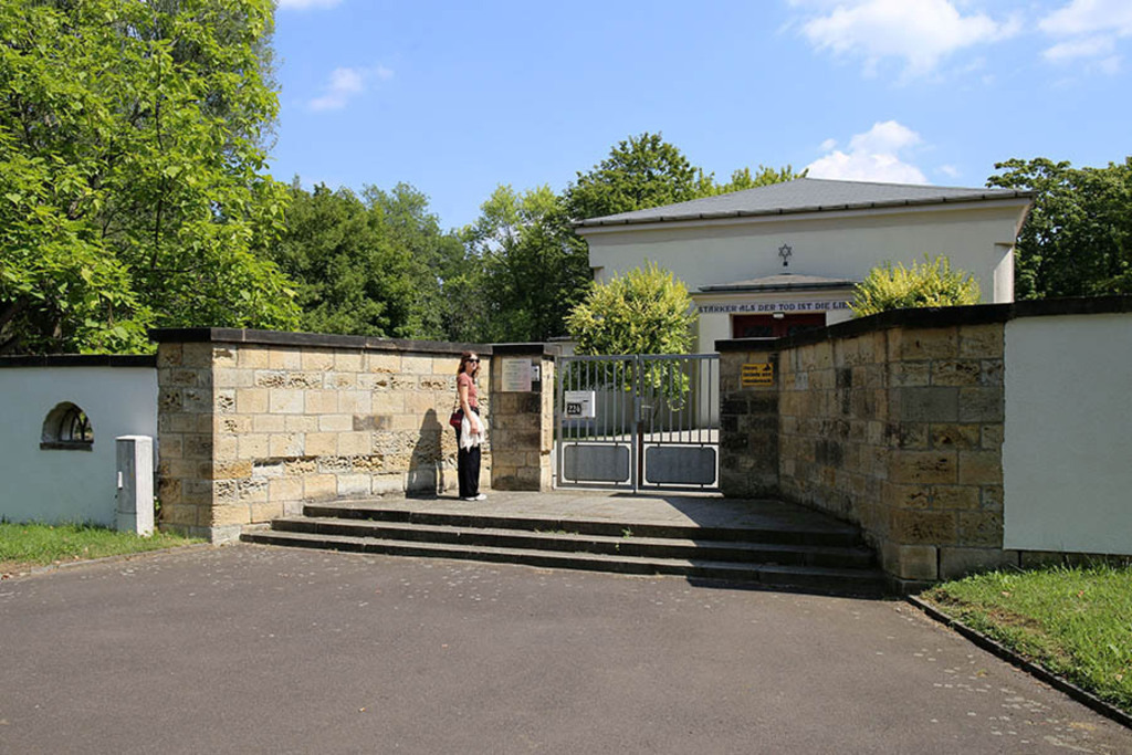 Foto: Leipzig - Neuer Israelitischer Friedhof | Das Team hinter BILDLEXIKON LEIPZIG bündelt historische wie aktuelle Informationen über die Stadt Leipzig in Text und Bild auf einer Plattform und stellt diese der interessierten Öffentlichkeit zur Verfügung.