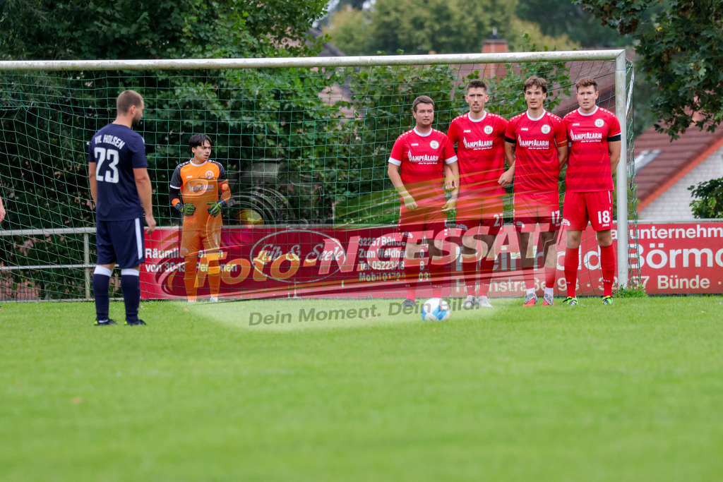 Bünder SV - VfL Holsen | Auf dem Bild zu sehen: rot Bünder SV v.l.: Lukas Hasse (TW), Patrick Bulthaup, Niklas Stuckenholz, Nicolai König, Yannis Bohmeyer ; blau VfL Holsen: Marcel Fleer Bünder SV, VfL Holsen, Saison 26/27, Kreisliga A, Bünde, Deutschland - Realisiert mit Pictrs.com