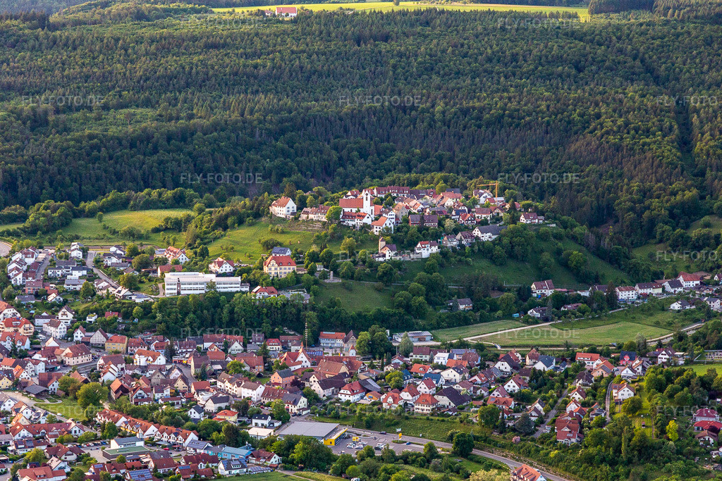 Luftbild:  in Aach im Bundesland Baden-Württemberg in Deutschland. Foto: IMG_131845.jpg vom 25.05.2022 durch Werner Riehm/FLY-FOTO.deErleben Sie die idyllische Stadt Aach im Hegau | Stadt Aach