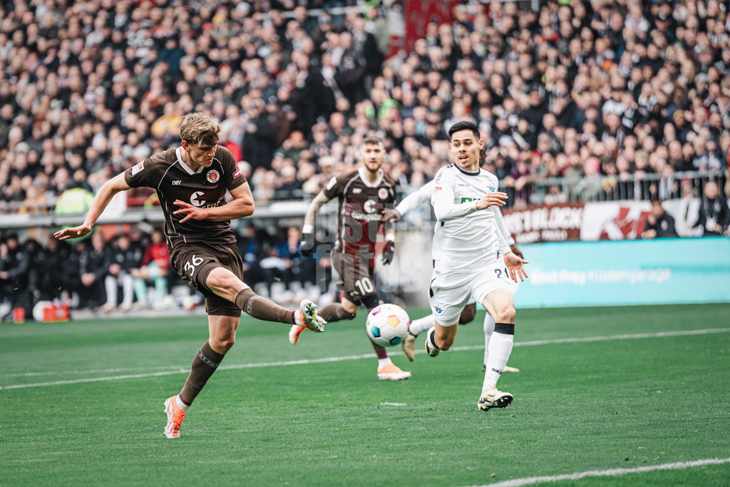 Fußball | Männer | Saison 2023/2024 | 2. Fußball-Bundesliga | 27. Spieltag | FC St. Pauli vs. SC Paderborn 07 | 31.03.2024 | Aljoscha Kemlein (#36, FC St. Pauli) mit einem Torschuss