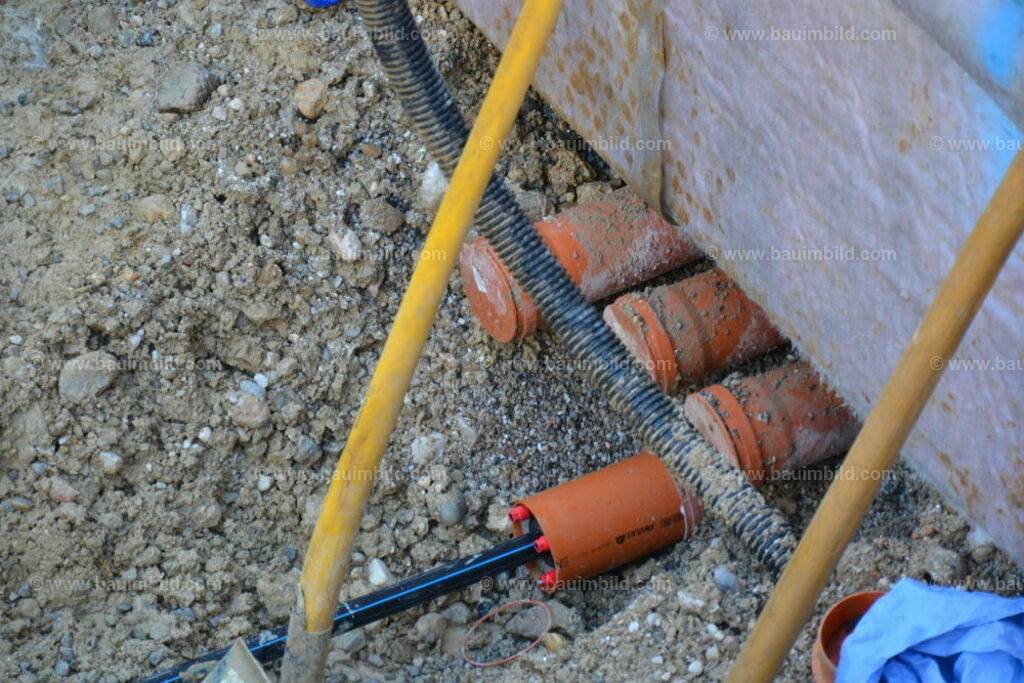bib-lg03-abwasserkanal-0033 | Nach LV-Leistungsgruppen sortierte Detailfotos über den Bau eines Hauses. Alle Hausbau-Bilder direkt vom Urheber und Autor der Website Haus-Selber-Bauen.com