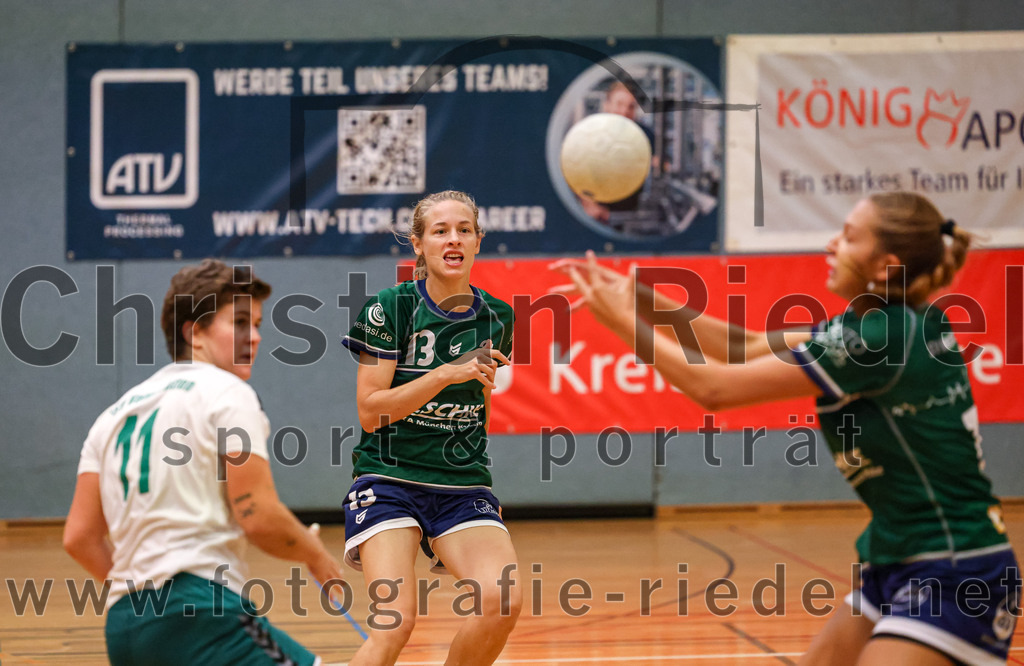 2023-09-16_005_TSV_Vaterstetten_gegen_SV_Muenchen_Laim | Baldham, Deutschland, 16.09.2023:
Handball, Bayernliga Frauen Staffel Süd 2023 / 2024, 1. Spieltag, TSV Vaterstetten gegen SV München Laim, Endergebnis: 23:34

Anna-Lena Vogel (TSV Vaterstetten, #11), Ronja Flemming (SV München Laim, #13)

Foto: Christian Riedel / fotografie-riedel.net