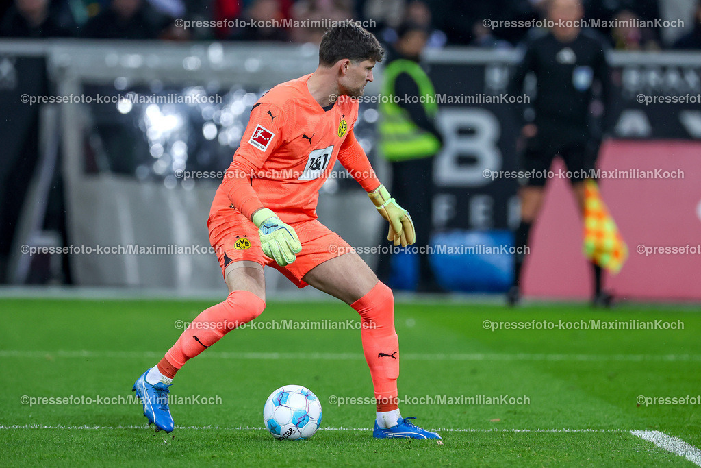 BMG07122401030 | 07.12.2024, Fußball, Borussia Mönchengladbach - Borussia Dortmund, 1. Fußball Bundesliga, Borussia-Park, Saison 2024 2025: Torwart Gregor Kobel (BVB #1)DFB regulations prohibit any use of photographs as image sequences and or quasi-video.