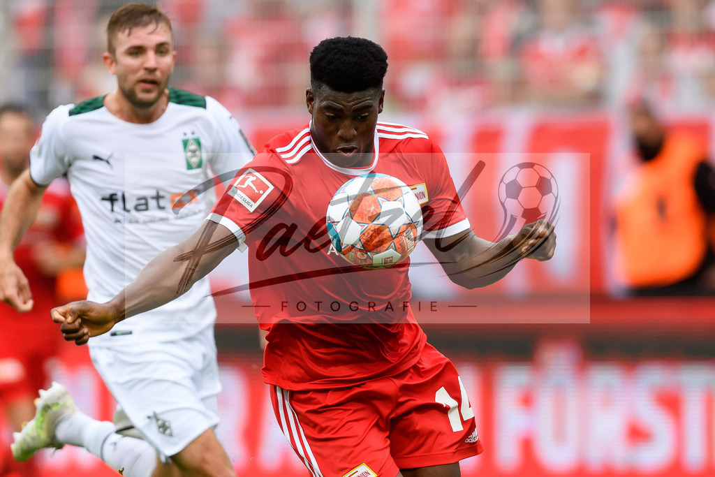 FCUBMG20210829_170 | Fussball, Herren: Taiwo Awoniyi (1.FC Union Berlin) in Aktion, am Ball, Einzelaktion beim Spiel der 1. Bundesliga zwischen 1. FC Union Berlin und Borussia Moenchengladbach im Stadion An der Alten Foersterei am 29.08.2021 in Berlin, Deutschland. - Realisiert mit Pictrs.com