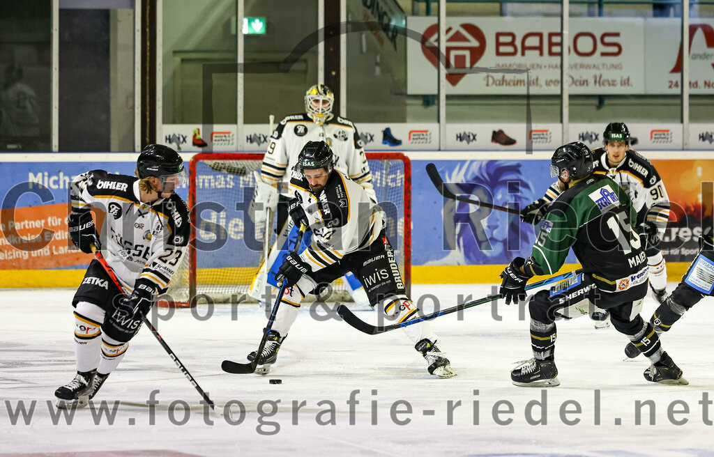 2022-09-23_145_TSV_Erding_gegen_EV_Fuessen | Erding, Deutschland, 23.09.2022:
Eishockey, Bayernliga 2022 / 2023, Testspiel, TSV Erding gegen EV Füssen, Endergebnis: 1:3

Tim Flammann (EV Füssen, #23), Elias Maier (Erding Gladiators, #15)

Foto: Christian Riedel / fotografie-riedel.net