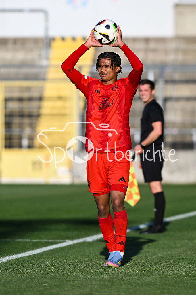 FC Bayern Amateure - Türkgücü München | beim Einwurf Julien YANDA (FC Bayern München II #3) / Einzelfoto / Freisteller / Regionalliga Bayern: FC Bayern Muenchen II - Tuerkguecue Muenchen, Gruenwalder Stadion am 09.05.2025