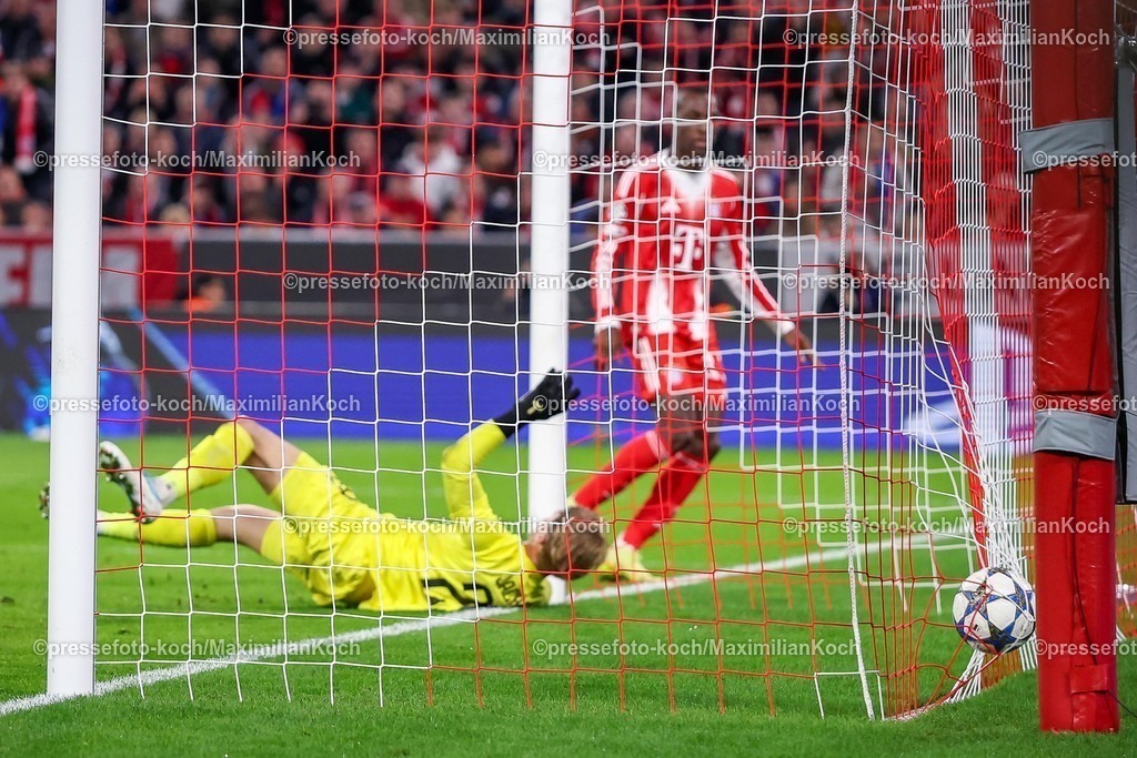 UCL22102501105 | 22.10.2025, Fußball, UEFA Champions League, FC Bayern München - Club Brügge, Allianz Arena, Saison 2025 2026: Torschuss zum  Tor zum 4:0 durch Torschütze Nicolas Jackson&nbsp;(FC Bayern Muenchen #11)  auf das Tor von Torwart Nordin Jackers&nbsp;(Club Bruegge #29)   Regulations prohibit any use of photographs as image sequences and or quasi-video.
