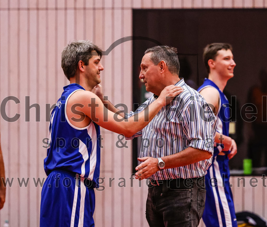 2022-05-29_108_SpVgg_Altenerding_gegen_Muenchen_Basket_2 | Erding, Deutschland, 29.05.2022:
Basketball, Bezirksliga 2021 / 2022, Herren Turnier der 2. der Aufstiegsrunden, SpVgg Altenerding gegen München Basket 2, Endergebnis: 

Philipp Waldherr (München Basket, #11)

Foto: Christian Riedel / fotografie-riedel.net