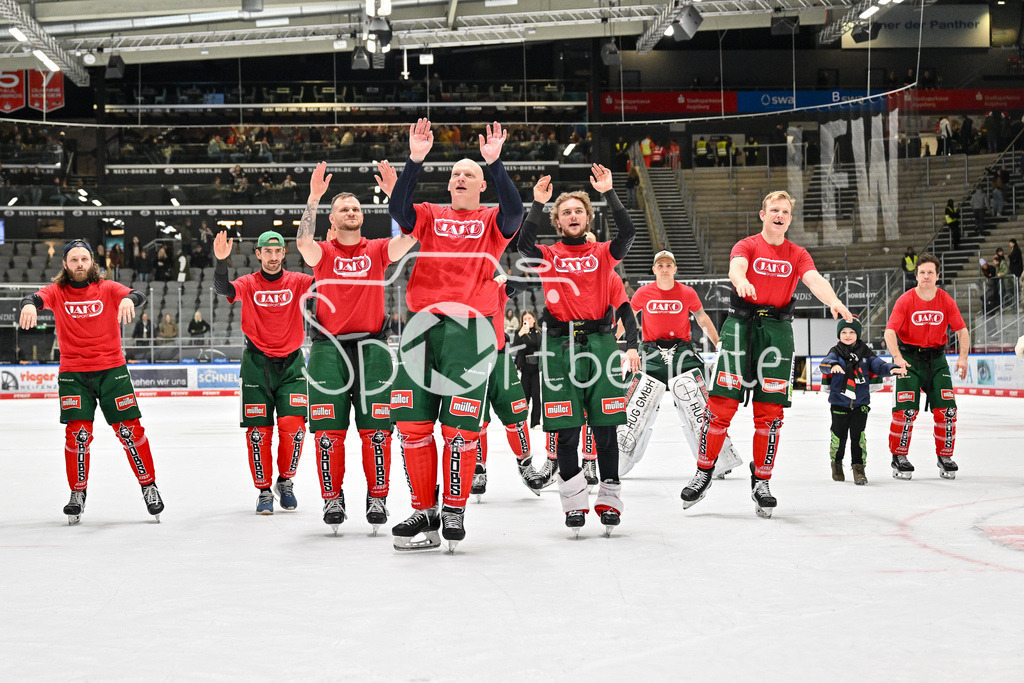 Augsburger Panther - Nürnberg Ice Tigers | Das Team der Augsburger Panther feiert zusammen mit den Fans den Heimsieg gegen Nuernberg / DEL: Augsburger Panther - Nuernberg Ice Tigers, Curt Frenzel Stadion am 06.12.2024