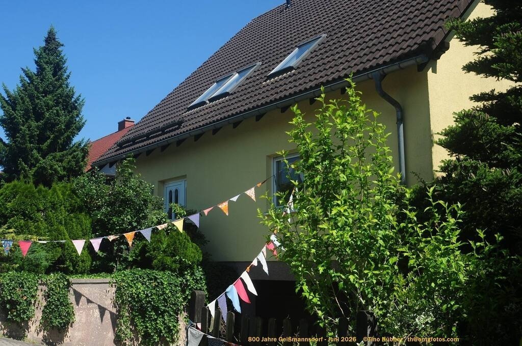 Geißmannsdorf-2026-Ortsbilder-644 | Geißmannsdorf bei Bischofswerda im Sommer 2026. Ein fotografischer Streifzug durch das Dorf Geißmannsdorf, mit Gebäuden, Straßen, Strohpuppen und geschmückten Vorgärten und Grundstücken anlässlich der 800-Jahr-Feier von Geißmannsdorf im Juni 2026 - Realisiert mit Pictrs.com