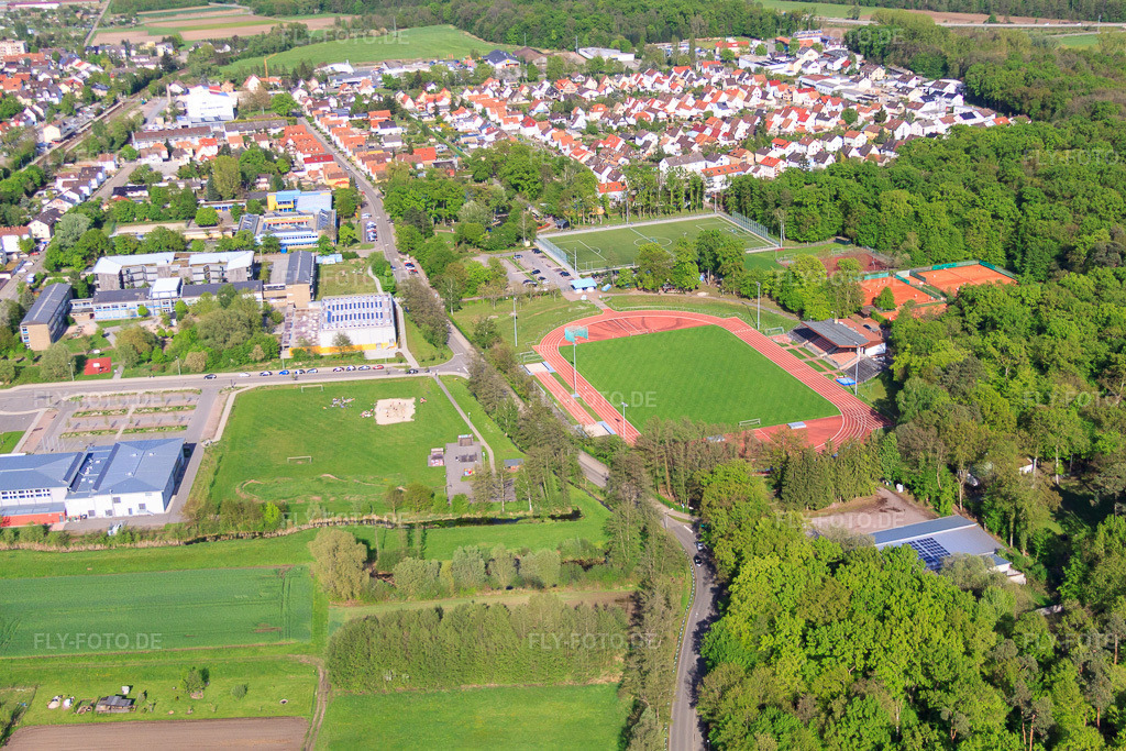 Luftbild: Bienwald-Stadion von Westen in Kandel im Bundesland Rheinland-Pfalz in Deutschland. Foto: IMG_49923.jpg vom 01.05.2012 durch Werner Riehm/FLY-FOTO.de