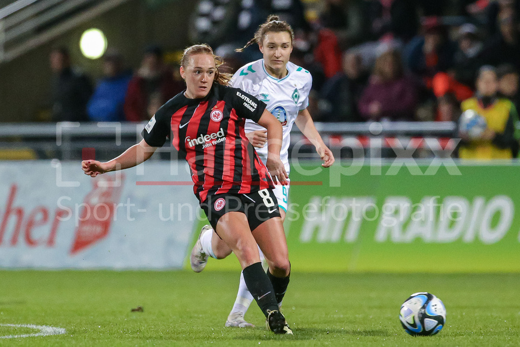 Fussball, Google Pixel Frauen-Bundesliga, Eintracht Frankfurt - SV Werder Bremen | v.li.: Lisanne Gräwe (Eintracht Frankfurt, 8) und Sophie Weidauer (SV Werder Bremen, 9) im Zweikampf, Duell, Dynamik, Aktion, Action, Spielszene, DIE DFB-RICHTLINIEN UNTERSAGEN JEGLICHE NUTZUNG VON FOTOS ALS SEQUENZBILDER UND/ODER VIDEOÄHNLICHE FOTOSTRECKEN. DFB REGULATIONS PROHIBIT ANY USE OF PHOTOGRAPHS AS IMAGE SEQUENCES AND/OR QUASI-VIDEO.