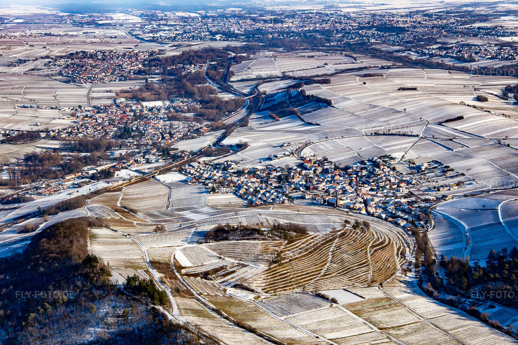 Luftbild: Weinlage Keschdebusch aus Westen im Winter bei Schnee in Birkweiler im Bundesland Rheinland-Pfalz in Deutschland. Foto: IMG_139834.jpg vom 20.01.2024 durch Werner Riehm/FLY-FOTO.de