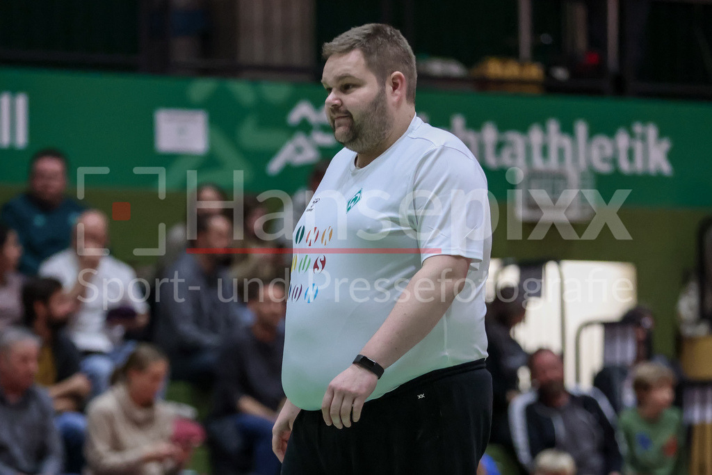 Handball, 2. Bundesliga Frauen, SV Werder Bremen - TG Nürtingen | v.li.: Timm Dietrich (Trainer, Cheftrainer, SV Werder Bremen) mit einem speziellen Aufwärmshirt zum Inklusionsspieltag, Sondershirt, mit der Aufschrift Inklusion