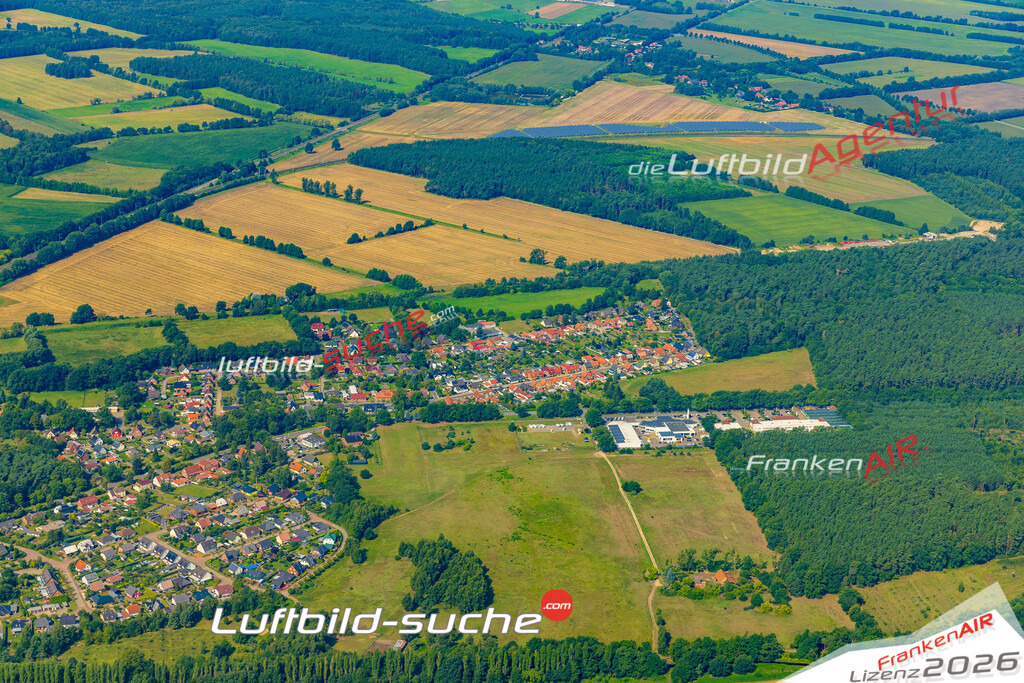 Übersichts Bild Ludwigslust - Die Luftaufnahme wurde 2025 vom UL-Flugzeug heraus erstellt ( keine Drohnenaufnahme ) - Hochauflösende Luftaufnahme - für Wandbilder und großformatige Ausdrucke geeignet. Das besondere Geschenk!Hier alle&nbsp;Infos zur Lizenzierung der LuftaufnahmeWir fliegen auch dieses Jahr wieder in Ihre Region um Luftbilder zu erstellen.- Luftbild anfragen