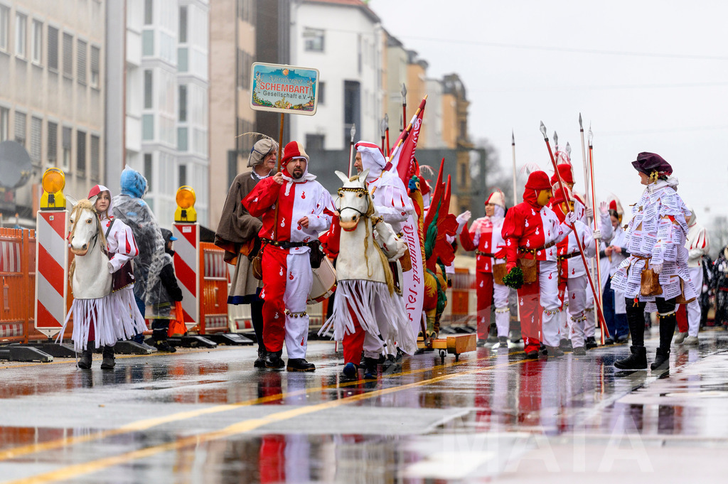 _DWA2312 | Trotz Nieselregen schlängelte sich der „Gaudiwurm“ am Sonntag durch die Nürnberger Innenstadt an tausenden Faschingsfans vorbei.  Nürnberg, 11.02.2024 - Realisiert mit Pictrs.com