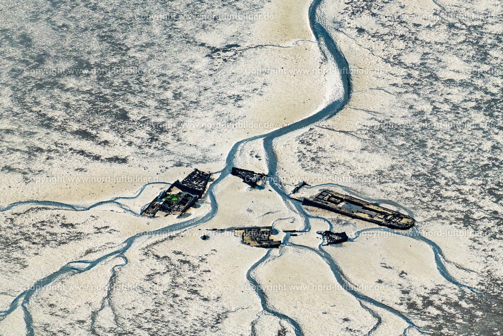 Wracks_in_der_Außenweser_ELS_1848140918 | WURSTER NORDSEEKüSTE 14.09.2018 Wattenmeer der Wurster Nordseeküste mit eingeschlossenen Schiffswrack im Bundesland Niedersachsen, Deutschland. // Wadden sea of the Wurster North Sea coast with enclosed shipwreck in the state of Lower Saxony, Germany. Foto: Martin Elsen