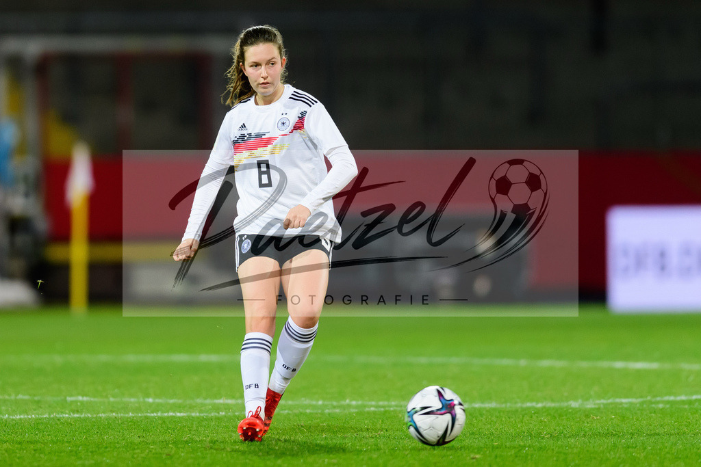 GERTUR20211126_133 | Fussball, Frauen: Jana Feldkamp (Germany) in Aktion, am Ball, Einzelaktion bei dem Spiel der WM-Qualifikation zwischen Deutschland und Tuerkei im Eintracht-Stadion am 26.11.2021 in Braunschweig, Deutschland. - Realisiert mit Pictrs.com