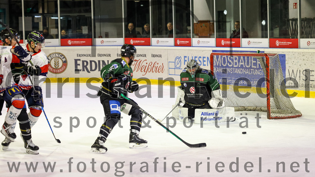 2023-01-13_075_TSV_Erding_gegen_VfE_Ulm-Neu-Ulm | Erding, Deutschland, 13.01.2023:
Eishockey, Bayernliga 2022 / 2023, 27. Spieltag, TSV Erding gegen VfE Ulm/Neu-Ulm, Endergebnis: 6:1

Rudolf Lorenz (Erding Gladiators, #91), Torwart Christoph Schedlbauer (Erding Gladiators, #31)

Foto: Christian Riedel / fotografie-riedel.net