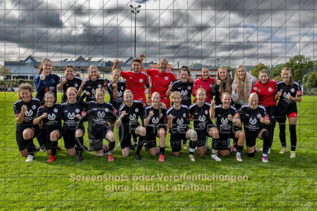 20250928_145725_0705-Bearbeitet | #,1.FC Donzdorf (schwarz) vs. TV Derendingen (rot), Fussball, Frauen-Verbandsliga Württemberg, 03. Spieltag, Saison 2025/2026, Rasenplatz Lautertal Stadion, Süßener Straße 16, 73072 Donzdorf, 28.09.2025 - 13:00 Uhr,Foto: PhotoPeet-Sportfotografie/Peter Harich