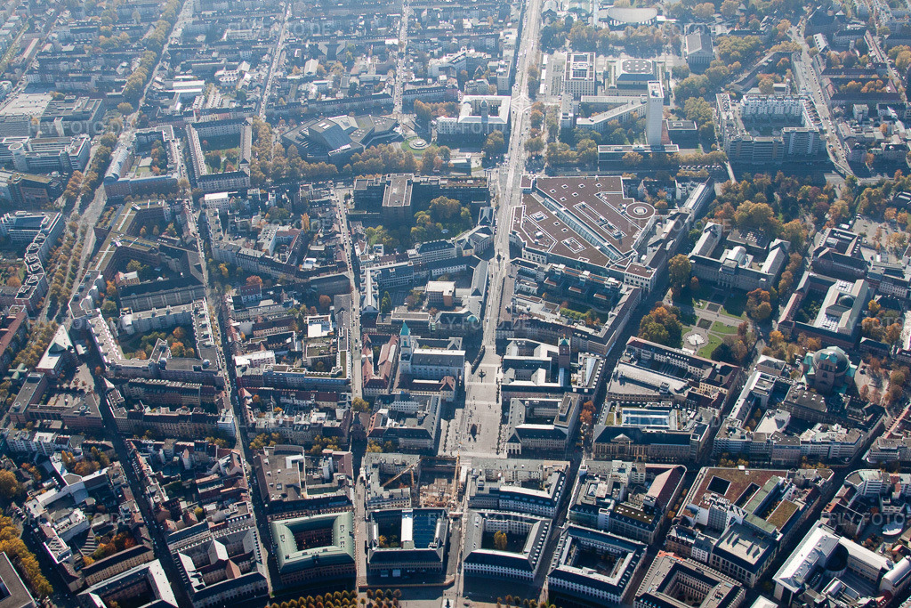 Luftbild: Karlstraße Marktplatz im Ortsteil Innenstadt-West in Karlsruhe im Bundesland Baden-Württemberg in Deutschland. Foto: IMG_35184.jpg vom 31.10.2010 durch Werner Riehm/FLY-FOTO.de