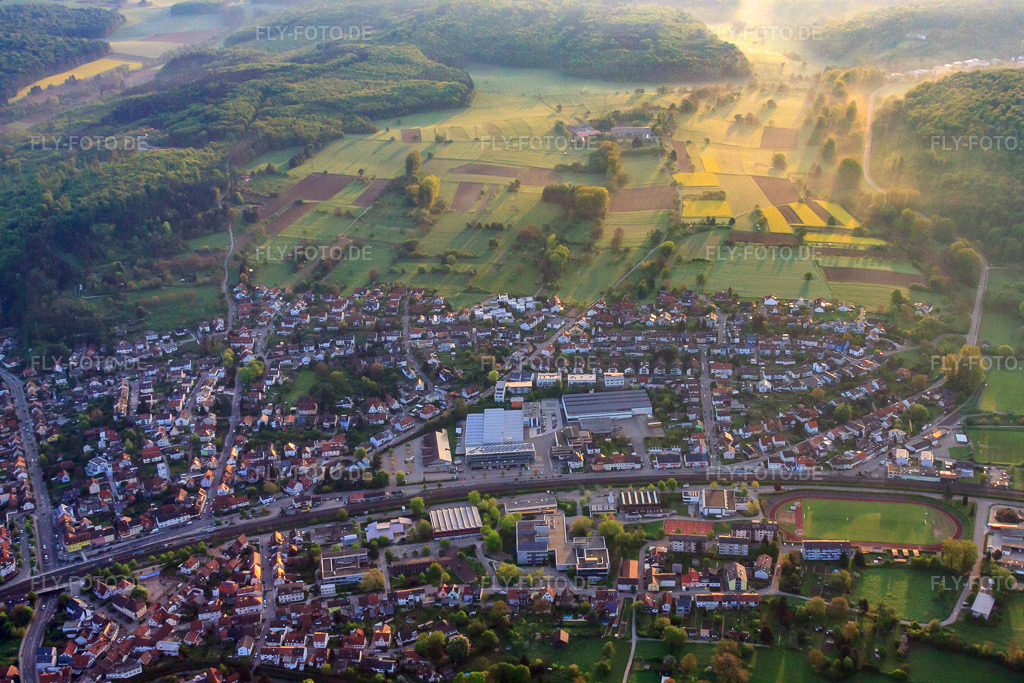 Luftbild: Ortsansicht aus Südwesten mit S-Bahn-Bahnhof, Mall + Herlan GmbH und ROSSMANN Drogeriemarkt im Ortsteil Berghausen in Pfinztal im Bundesland Baden-Württemberg in Deutschland. Foto: IMG_56916.jpg vom 08.05.2013 durch Werner Riehm/FLY-FOTO.deAuflösung des Originals: 4752 x 3168 pxWWW.WIFAG-POLYTYPE.COM