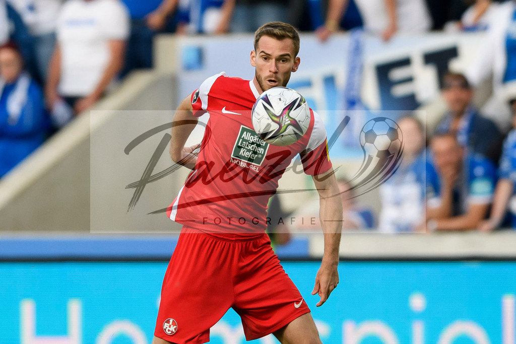 FCMFCK20210904_184 | Fussball, Herren: Boris Tomiak (1. FC Kaiserslautern) in Aktion, am Ball, Einzelaktion beim Spiel der 3. Liga zwischen 1. FC Magdeburg und 1. FC Kaiserslautern in der MDCC-Arena am 04.09.2021 in Magdeburg, Deutschland.DFB / DFL REGULATIONS PROHIBIT ANY USE OF PHOTOGRAPHS AS IMAGE SEQUENCES AND/OR QUASI-VIDEO. - Realisiert mit Pictrs.com