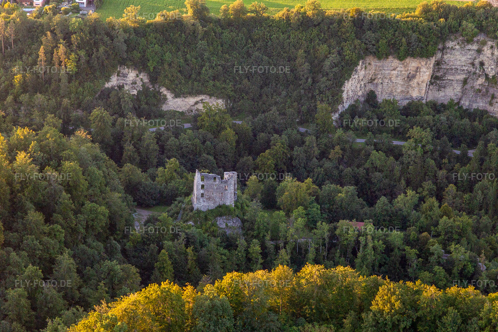 Luftbild: Burgruine Herrenzimmern im Ortsteil Herrenzimmern in Bösingen im Bundesland Baden-Württemberg in Deutschland. Foto: IMG_128752.jpg vom 27.08.2021 durch Werner Riehm/FLY-FOTO.de
