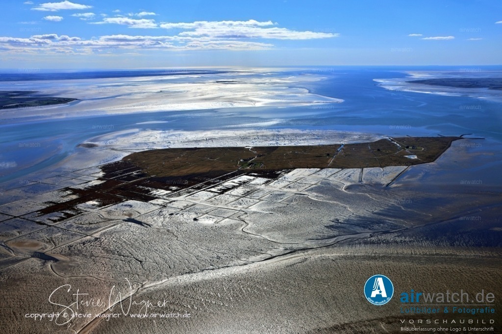 Luftbild Nordstrandischmoor, Lüttmoor, Bio­sphä­ren­re­ser­vat | Nordstrandischmoor ist eine Hallig vor der nordfriesischen Küste und liegt innerhalb des Biosphärenreservats Schleswig-Holsteinisches Wattenmeer und Halligen.