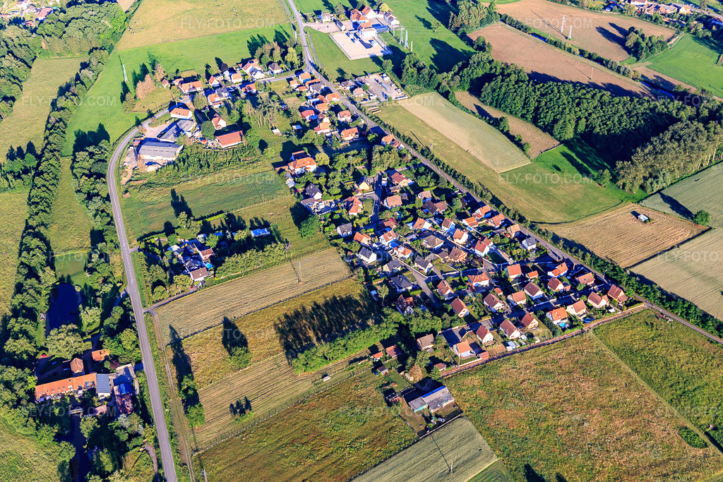 Aerial view: Rue des Acacias from the west in Val-de-Moder in the state Bas-Rhin, France. – Photo: IMG_115439.jpg taken on 06/16/2019 by Werner Riehm/FLY-FOTO.com – Resolution of the original: 5472 x 3648 px