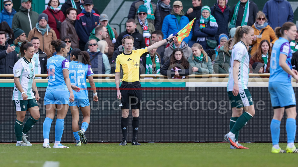 Fussball, Google Pixel Frauen-Bundesliga, SV Werder Bremen - SGS Essen | Schiedsrichter-Assistent Adrian Mazurkiewicz zeigt einen Einwurf an. Hebt die Fahne, gibt ein Fahnenzeichen., DIE DFB-RICHTLINIEN UNTERSAGEN JEGLICHE NUTZUNG VON FOTOS ALS SEQUENZBILDER UND/ODER VIDEOÄHNLICHE FOTOSTRECKEN. DFB REGULATIONS PROHIBIT ANY USE OF PHOTOGRAPHS AS IMAGE SEQUENCES AND/OR QUASI-VIDEO.