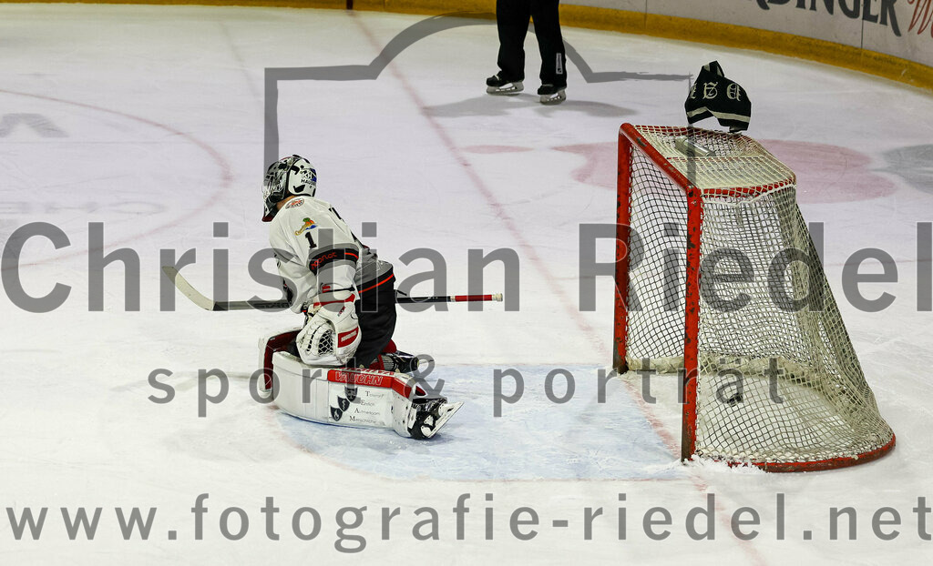 2022-09-30_039_TSV_Erding_gegen_EV_Dingolfing | Erding, Deutschland, 30.09.2022:
Eishockey, Bayernliga 2022 / 2023, Testspiel, TSV Erding gegen EV Dingolfing, Endergebnis: 3:4

Torwart Dennis Jedrus (EV Dingolfing, #1)

Foto: Christian Riedel / fotografie-riedel.net