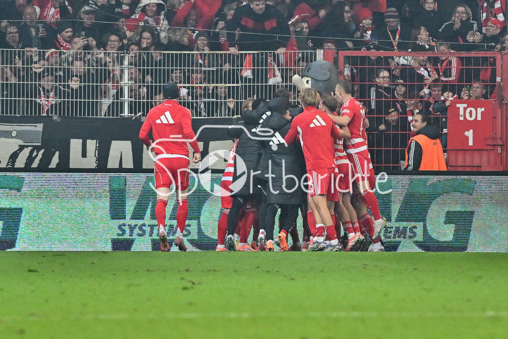 1. FC Union Berlin - FC Bayern München | berlin, DEUTSCHLAND - 8. NOVEMBER: Jubel der Hauherren nach dem Treffer zum 2-1 durch Danilho DOEKHI (Union Berlin 5) - Tor / Torschuetze / Freude / Happy - während dem Bundesligamatch zwischen dem 1. FC Union Berlin und dem FC Bayern München am 10. Spieltag im Stadion an der alten Försterei am 8. November 2025 in Berlin, Germany / DFL REGULATIONS PROHIBIT ANY USE OF PHOTOGRAPHS AS IMAGE SEQUENCES AND/OR QUASI-VIDEO