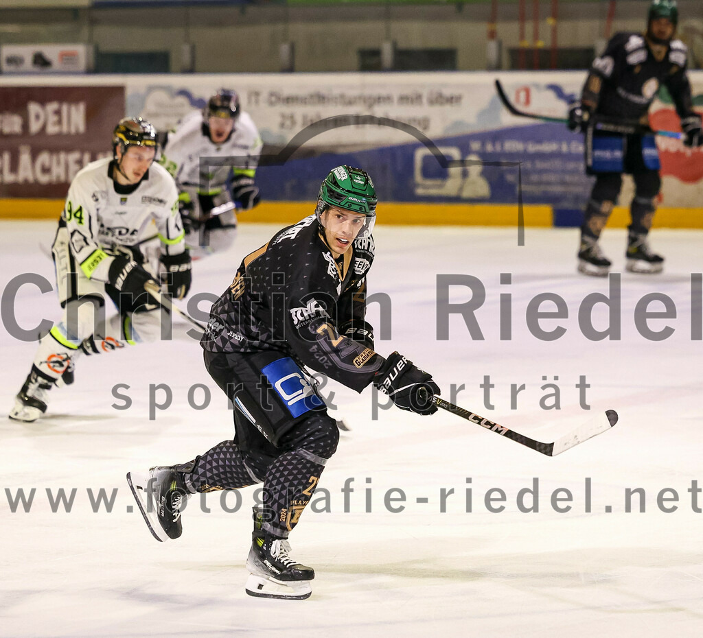 2024-02-16_122_TSV_Erding_gegen_ERSC_Amberg | Erding, Deutschland, 16.02.2024:
Eishockey, Bayernliga Playoffs 2023 / 2024, 1. Spieltag, TSV Erding gegen ERSC Amberg, Endergebnis: 1:2

Mark Waldhausen (Erding Gladiators, #27)

Foto: Christian Riedel / fotografie-riedel.net